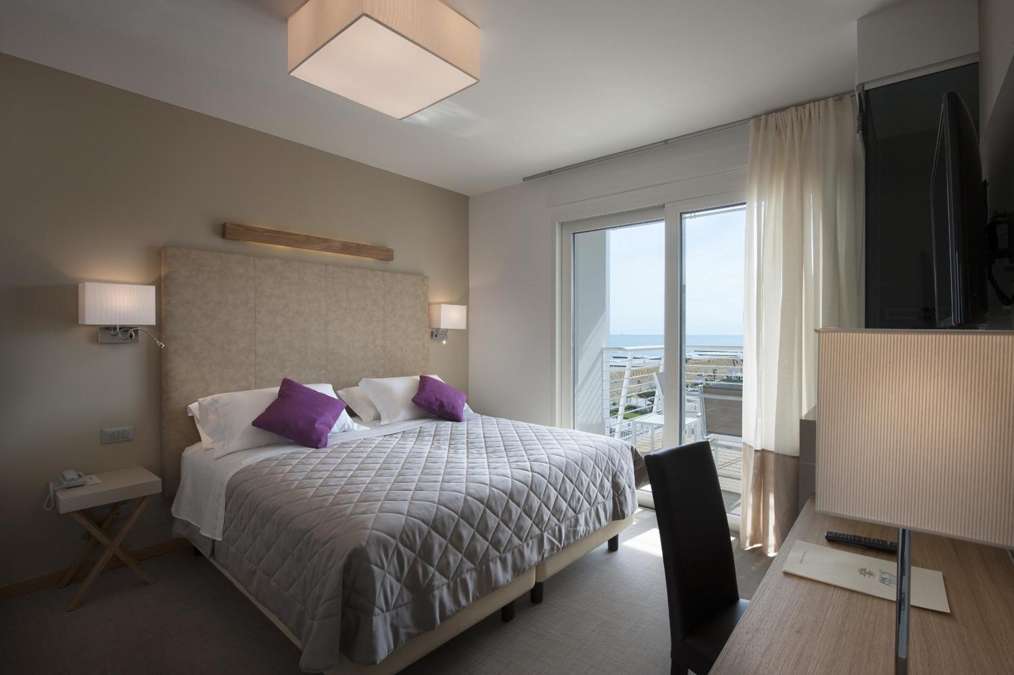Hotel Le Soleil Лидо ди Йезоло Стая снимка